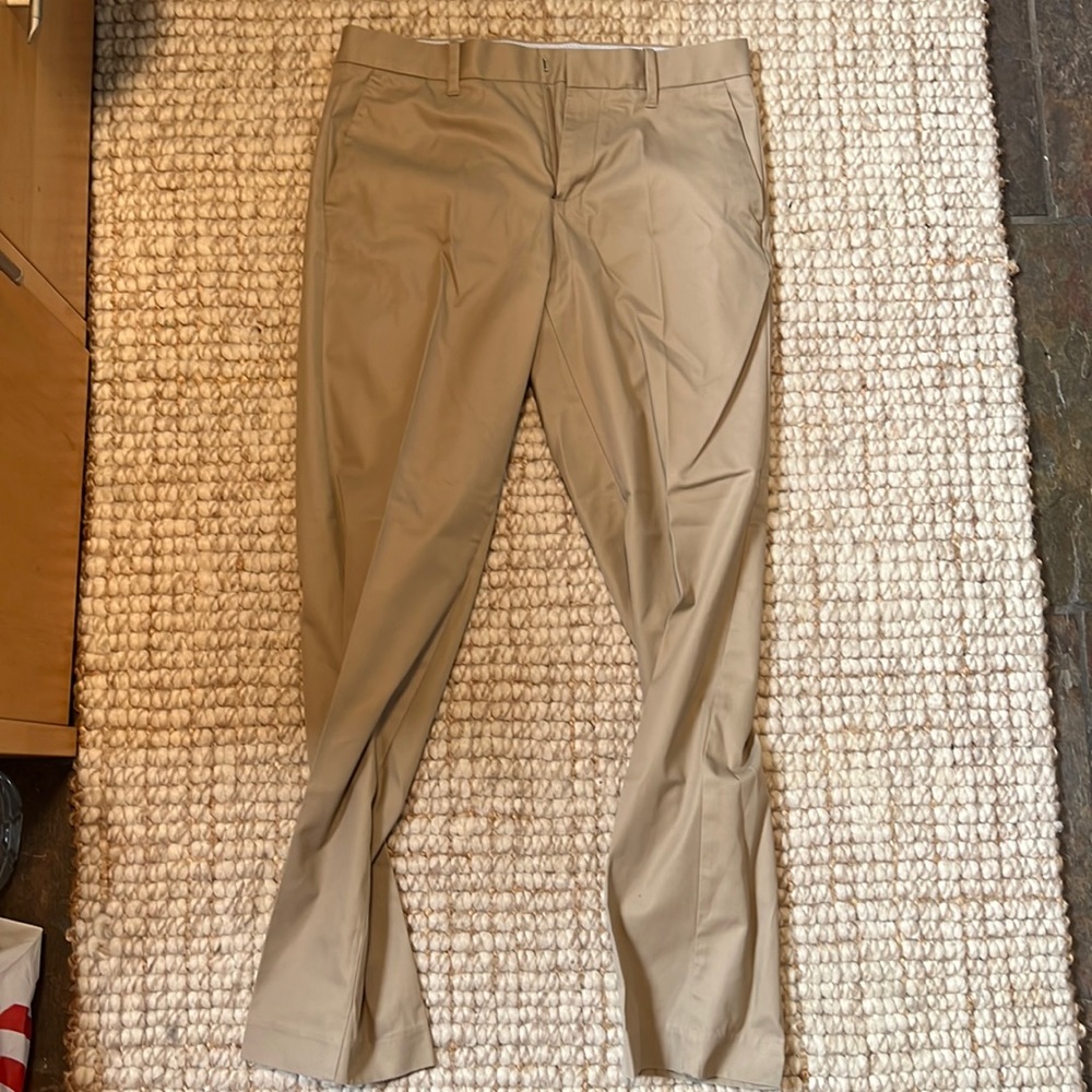 Gap Khakis (30/32) Straight Leg